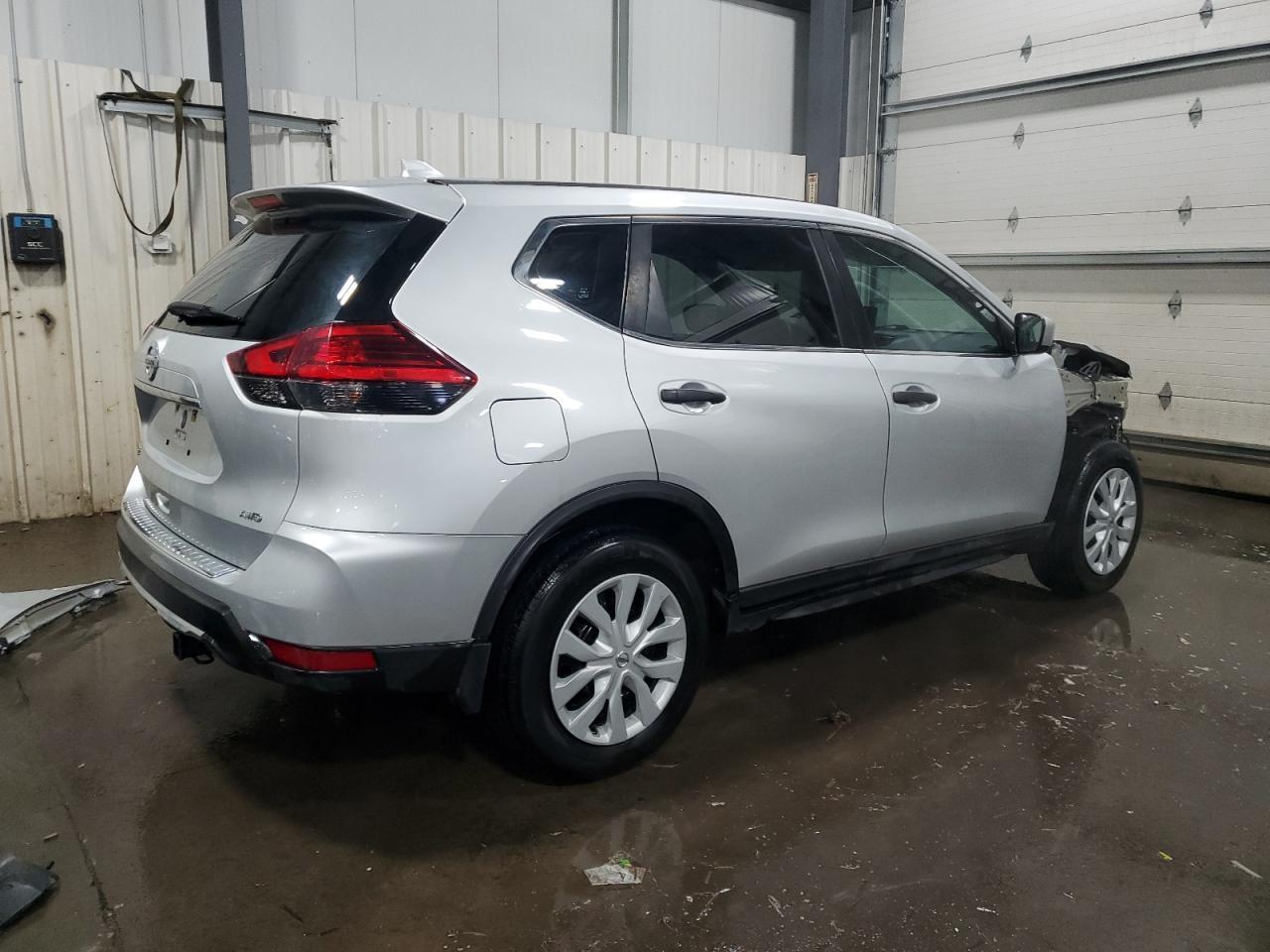 2017 NISSAN ROGUE SV - Фото 3