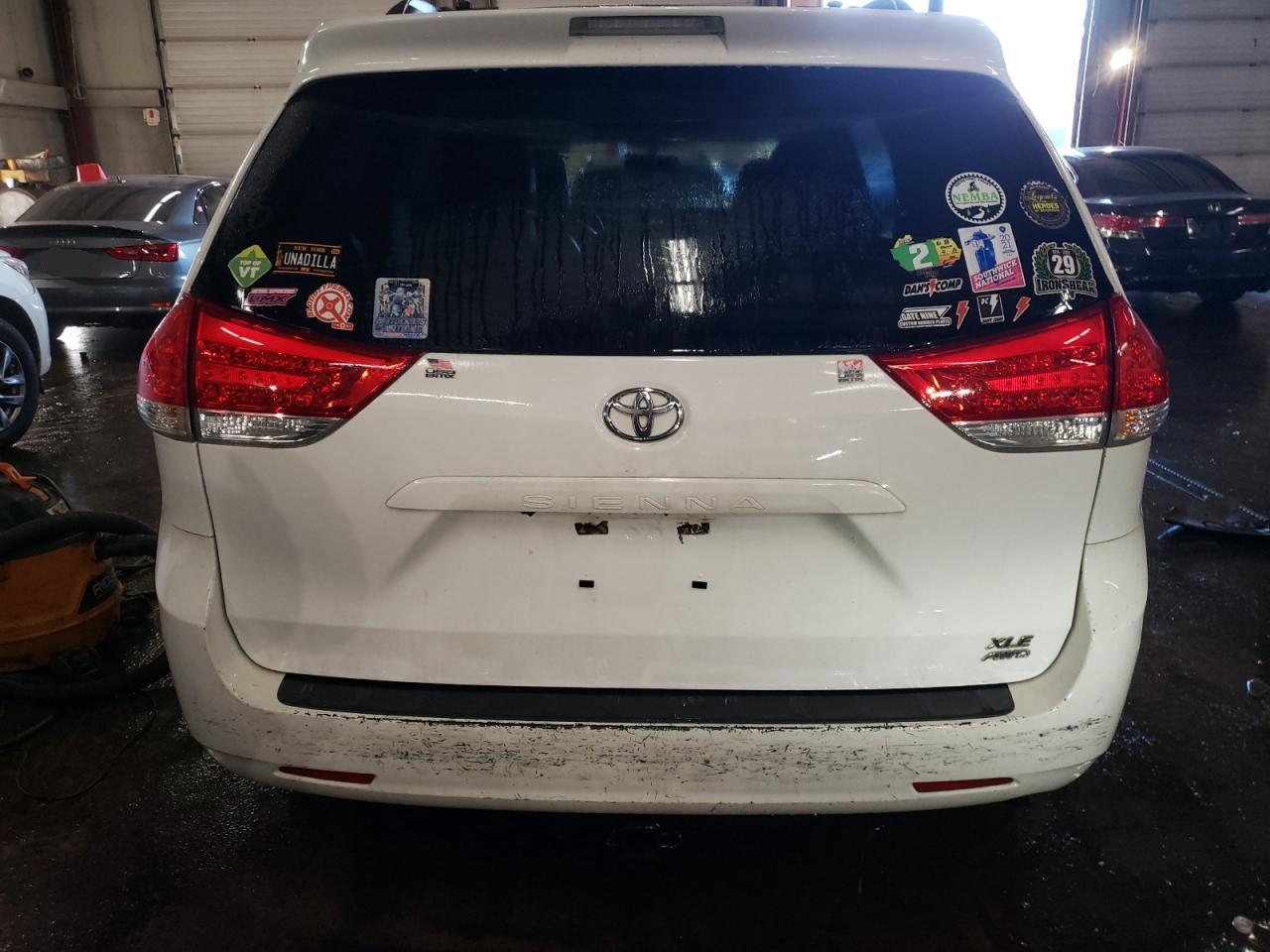 2013 TOYOTA SIENNA XLE - Фото 6