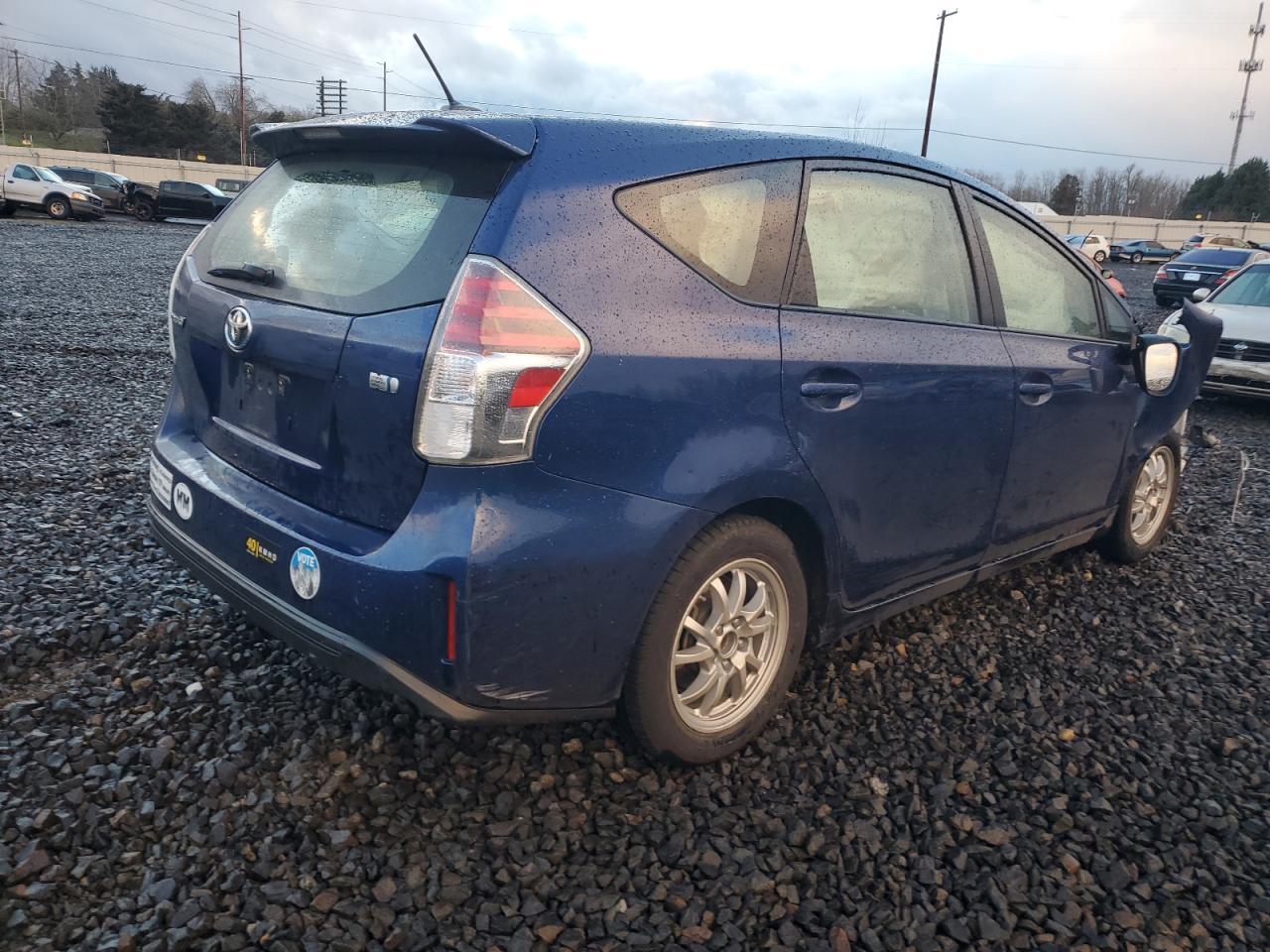 2016 TOYOTA PRIUS V - Image 3