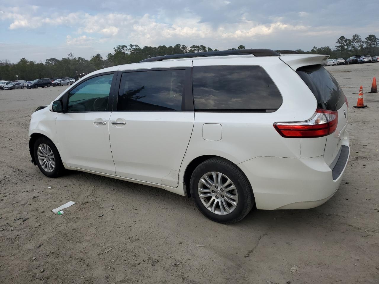 2015 TOYOTA SIENNA XLE - Фото 2