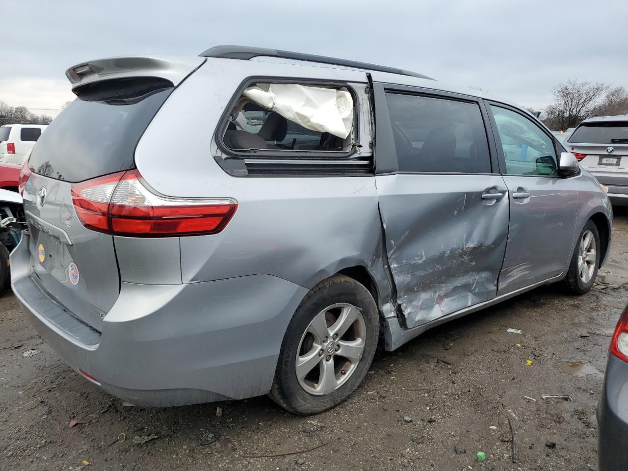 2015 TOYOTA SIENNA LE - Фото 3