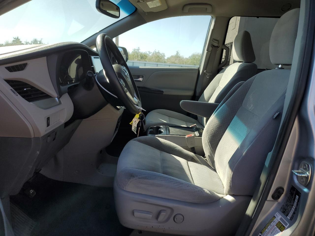 2015 TOYOTA SIENNA LE - Image 7