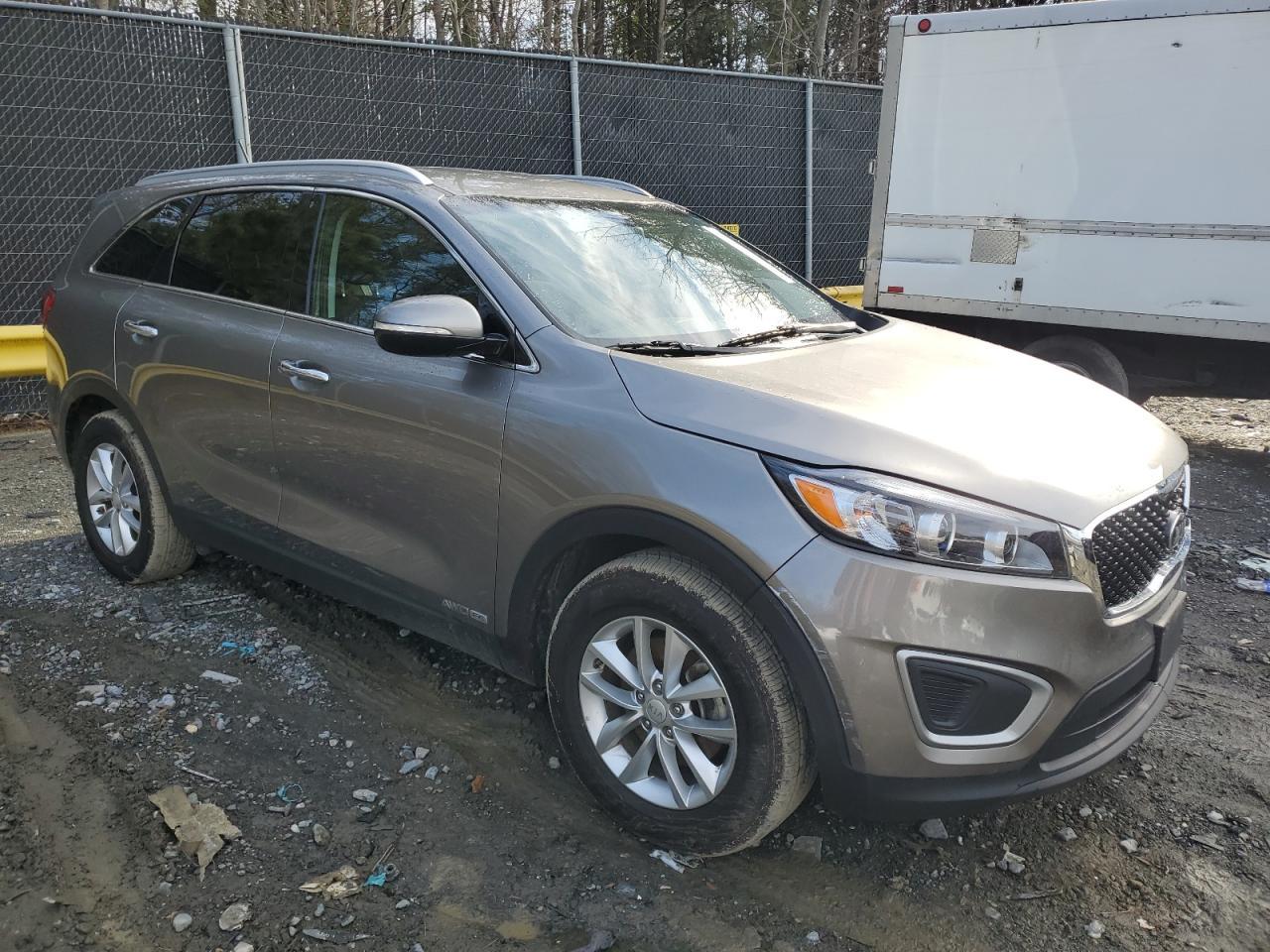 2017 KIA SORENTO LX - Image 4