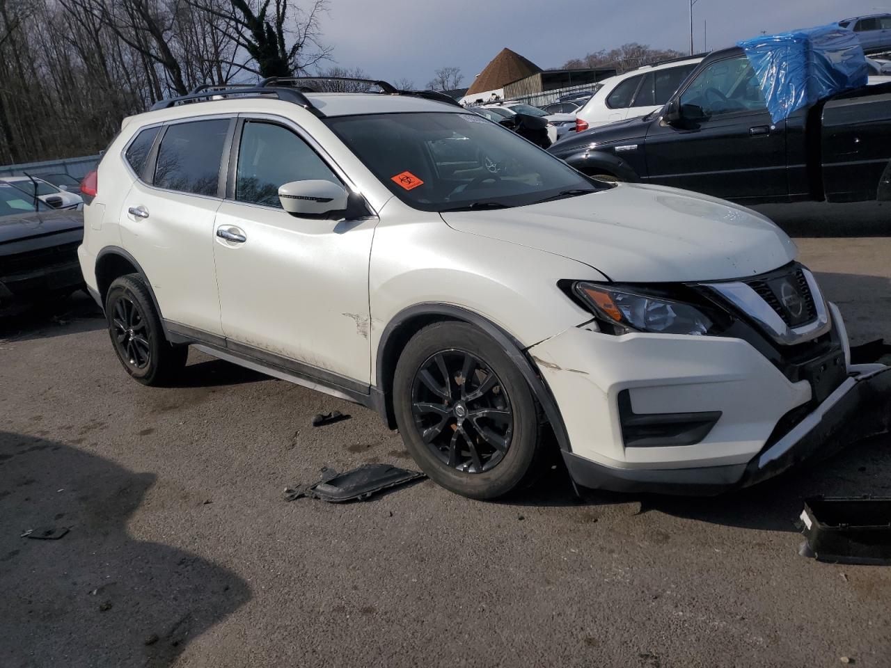 2017 NISSAN ROGUE SV - Image 4