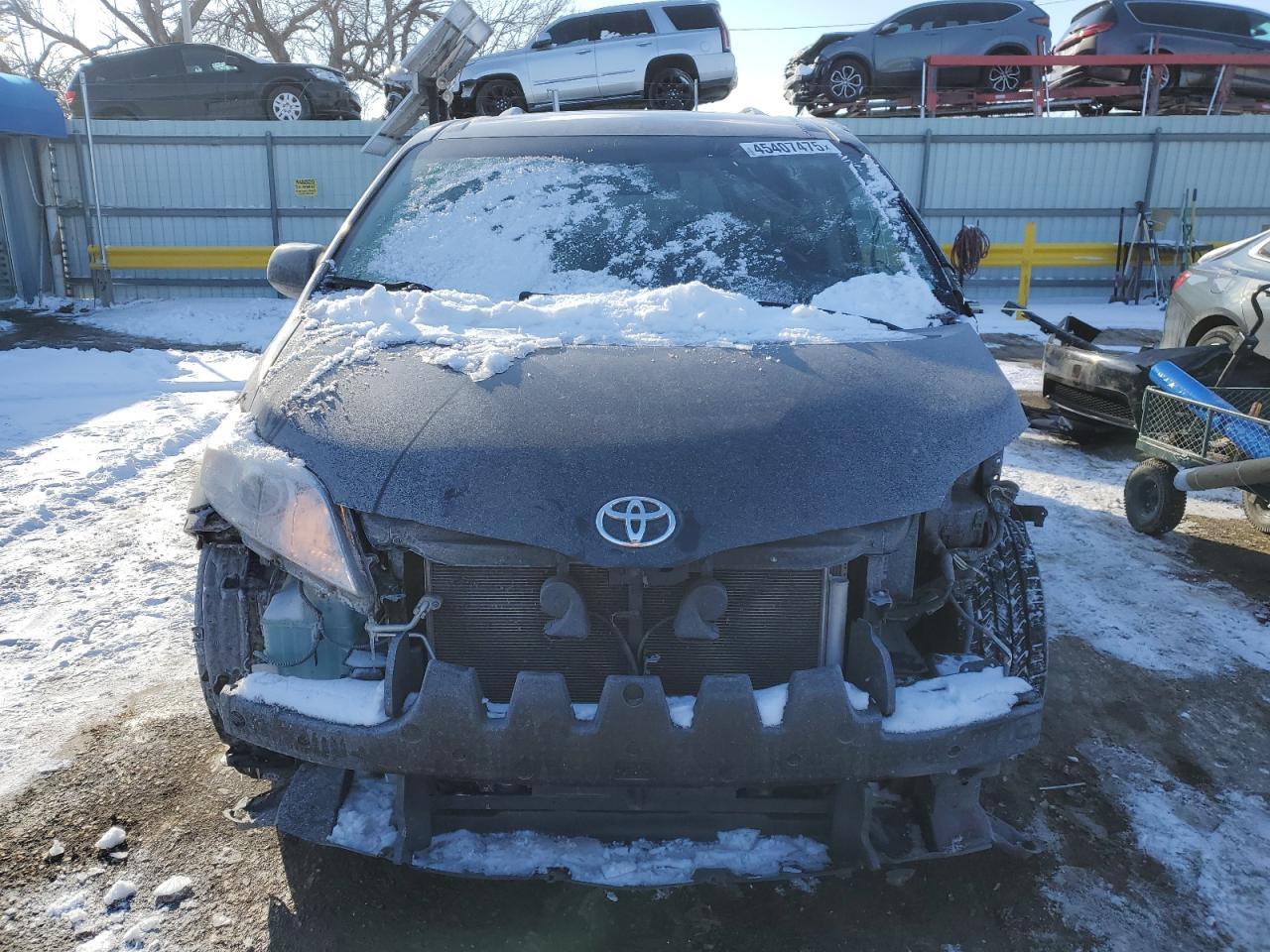 2015 TOYOTA SIENNA LE - Фото 5