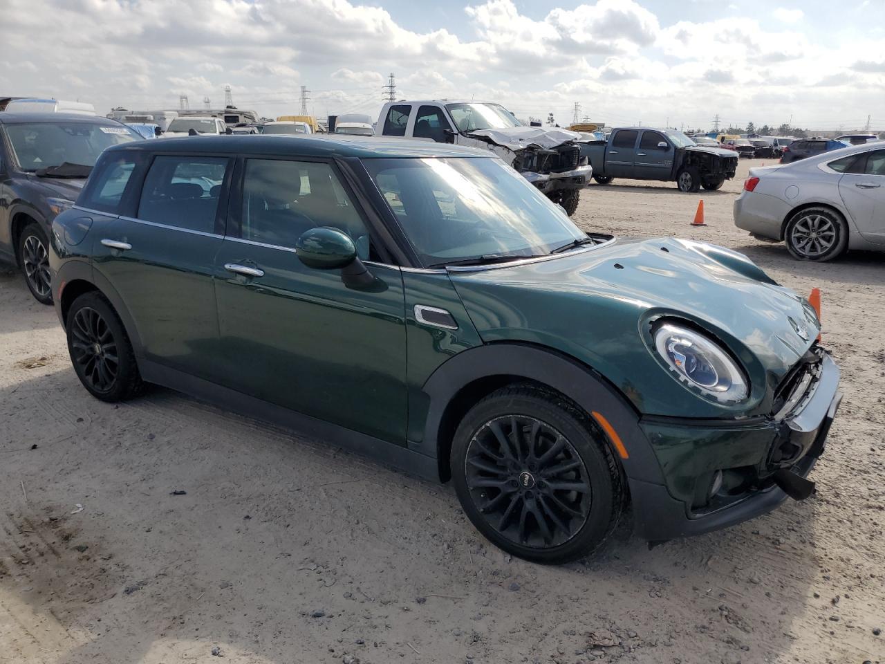 2017 MINI COOPER CLU - Image 4