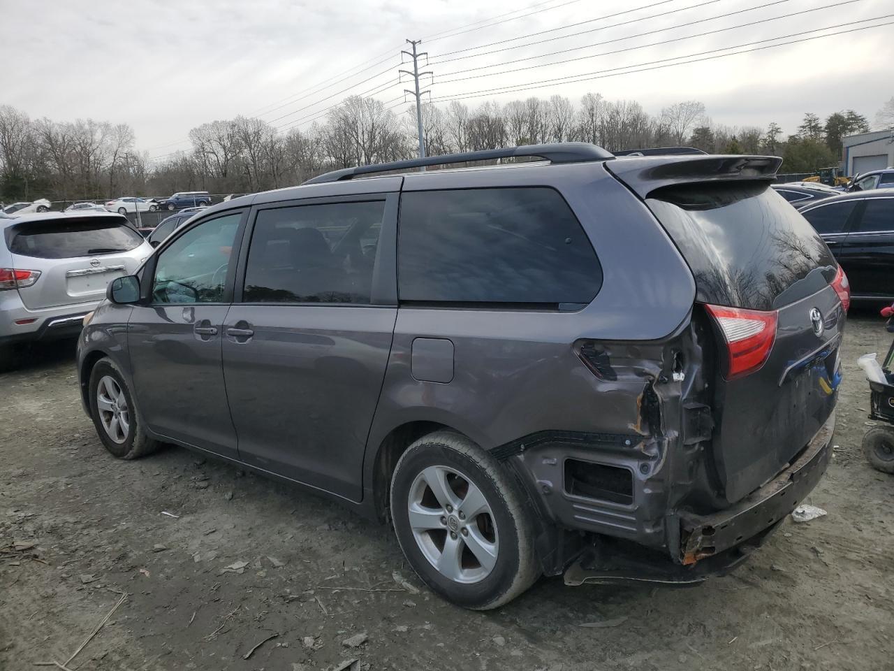 2015 TOYOTA SIENNA LE - Фото 2
