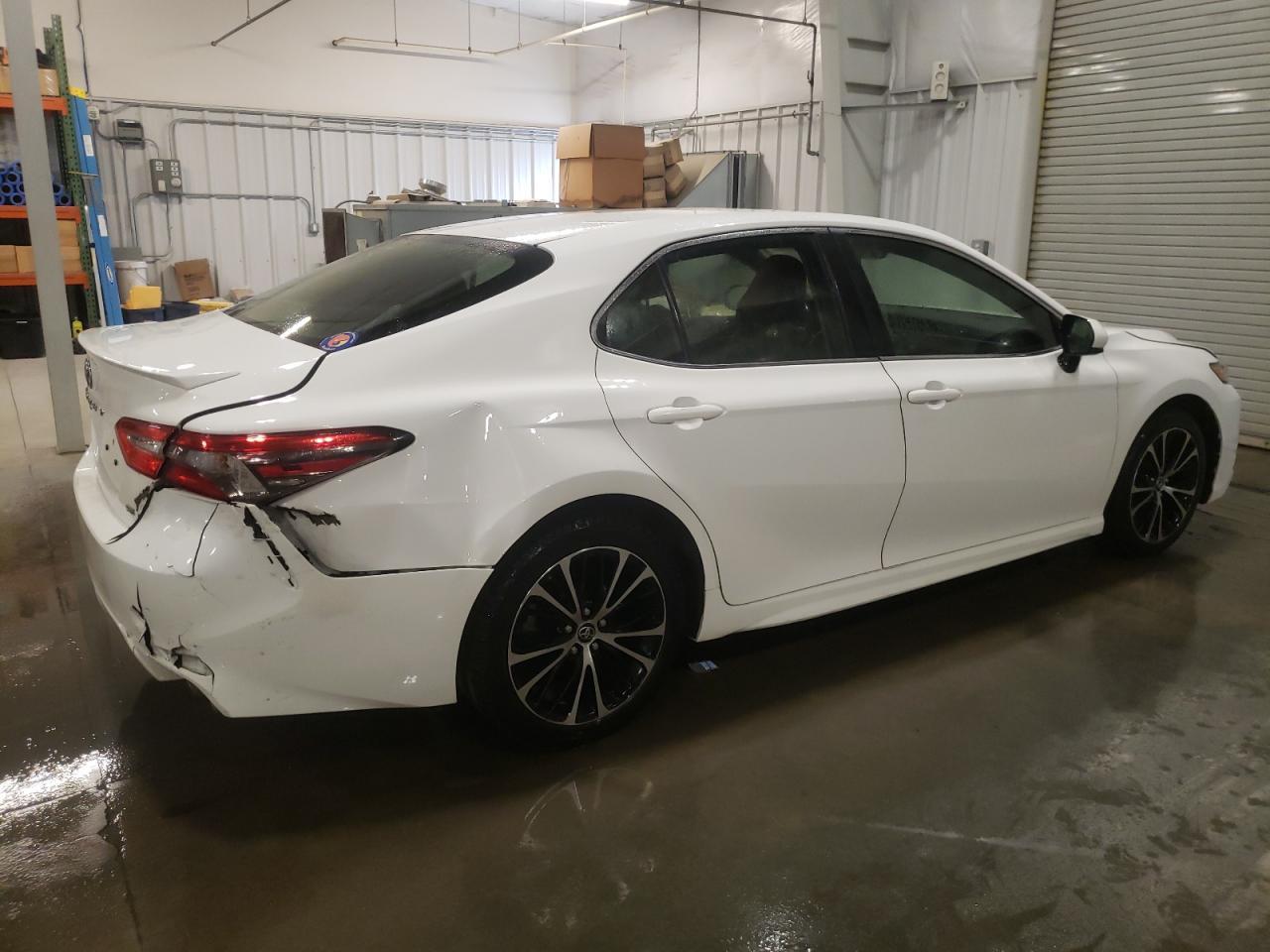 2018 TOYOTA CAMRY L - Фото 3