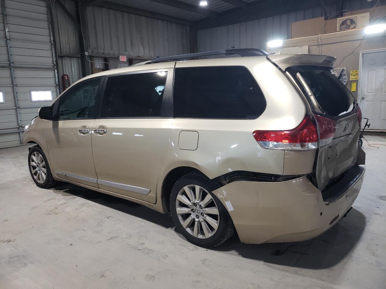 2013 TOYOTA SIENNA XLE - Image 2