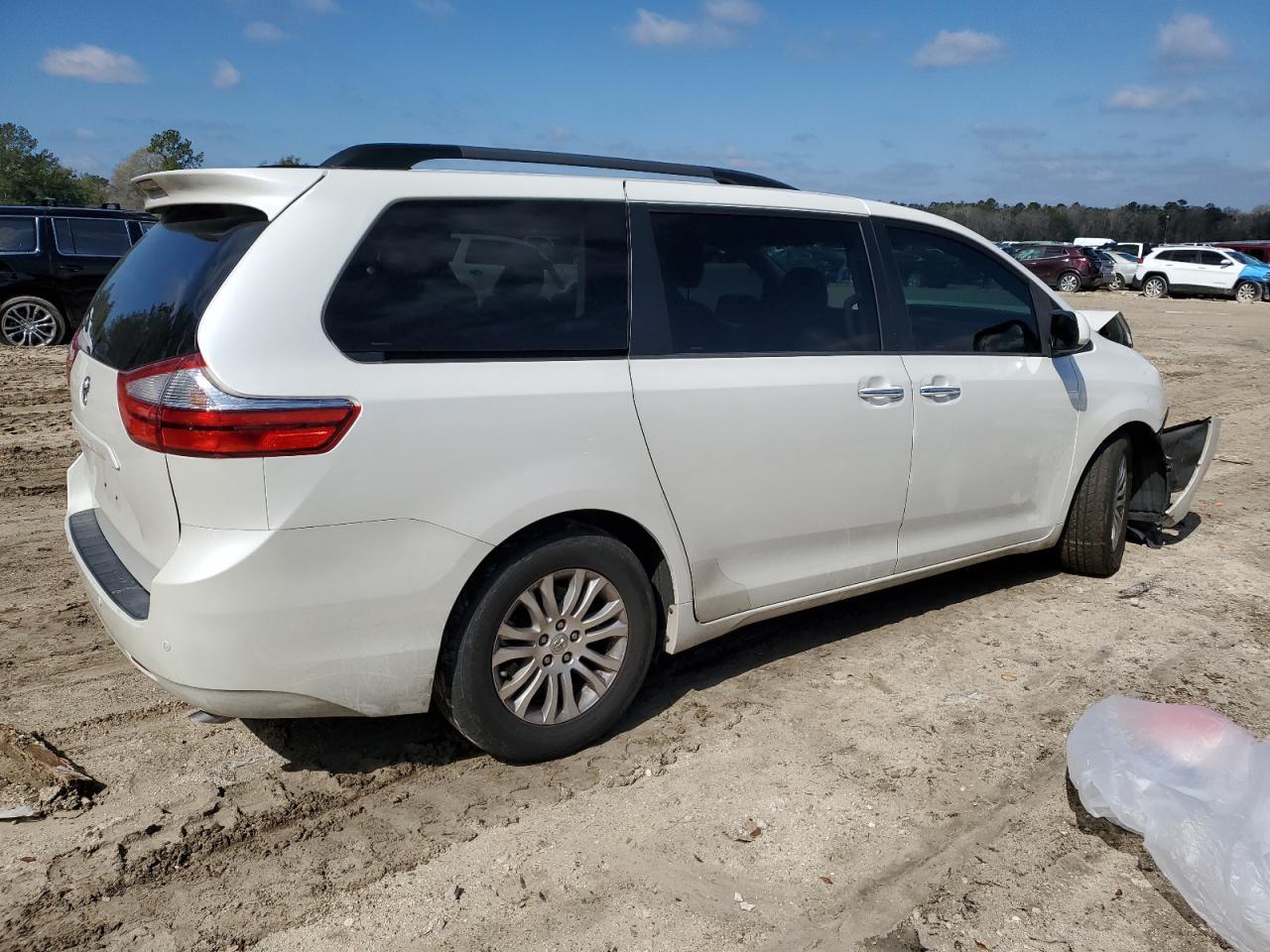 2015 TOYOTA SIENNA XLE - Фото 3