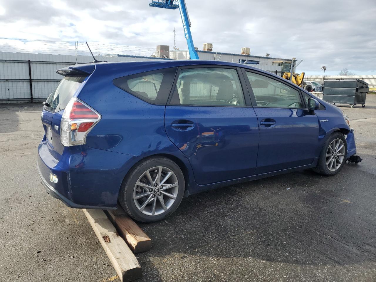 2015 TOYOTA PRIUS V - Image 3