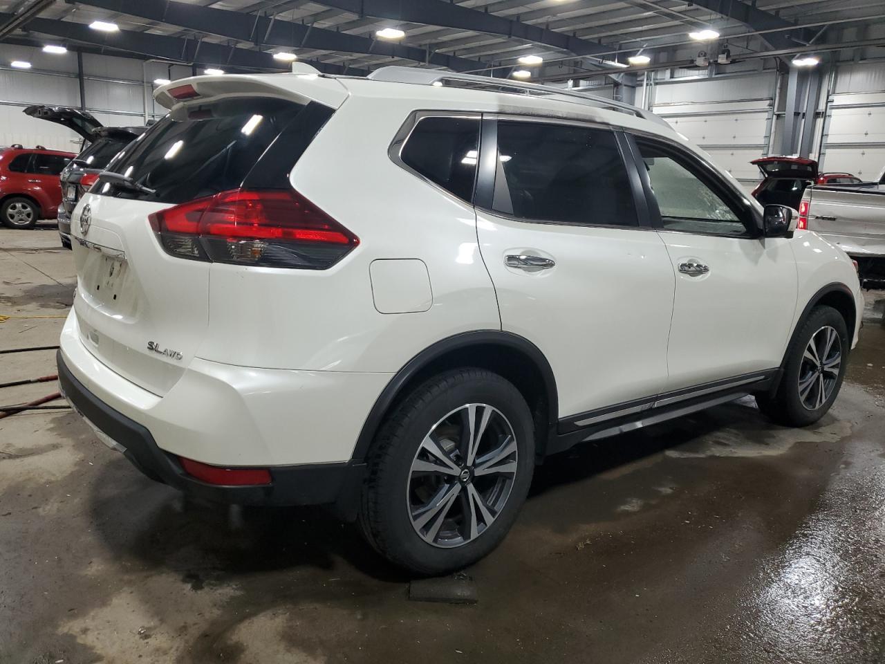 2017 NISSAN ROGUE SV - Фото 3