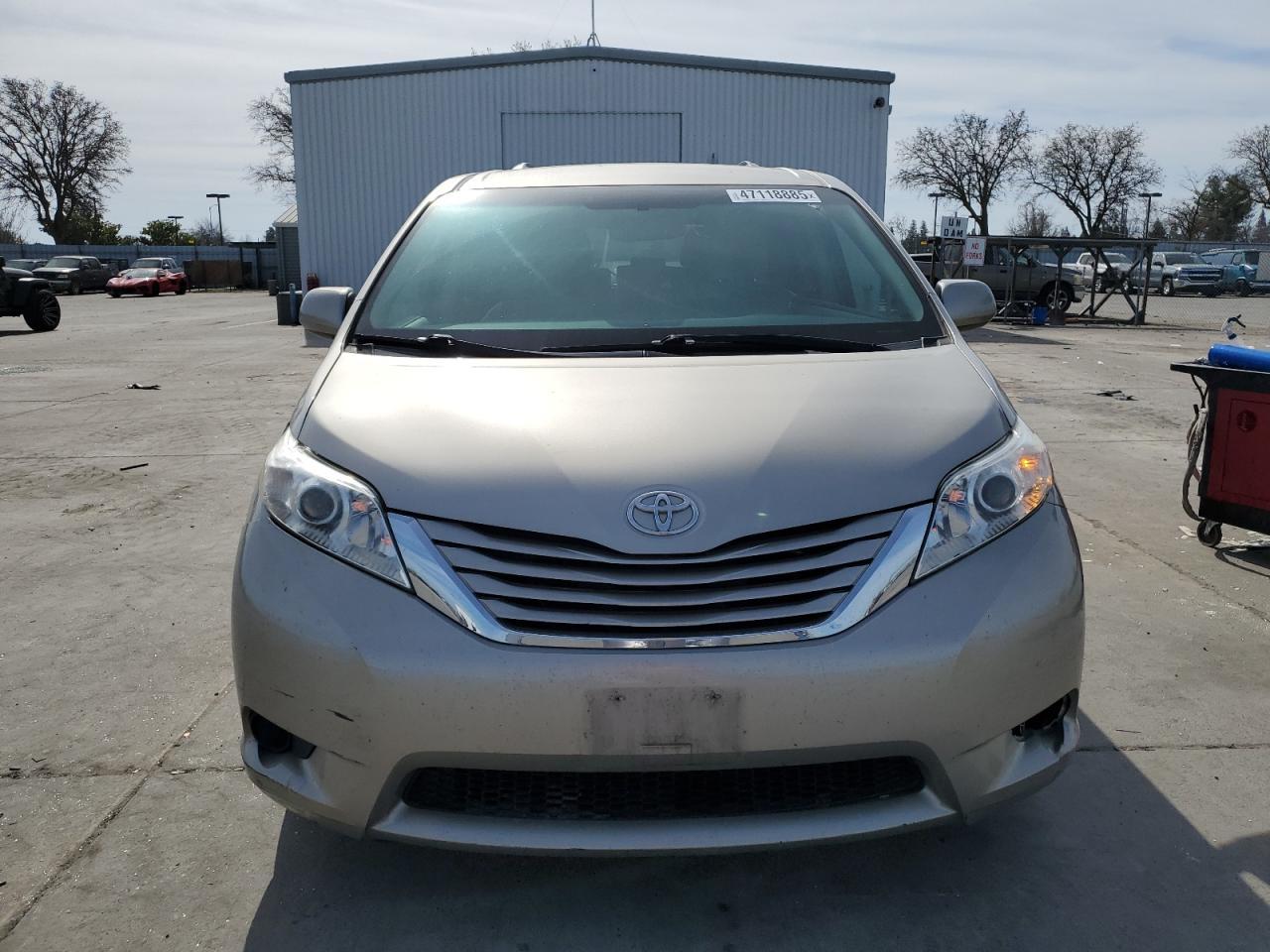 2015 TOYOTA SIENNA LE - Фото 5