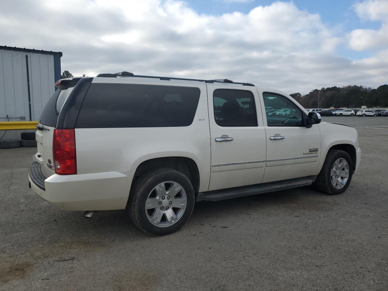 2012 GMC YUKON XL C - Image 3