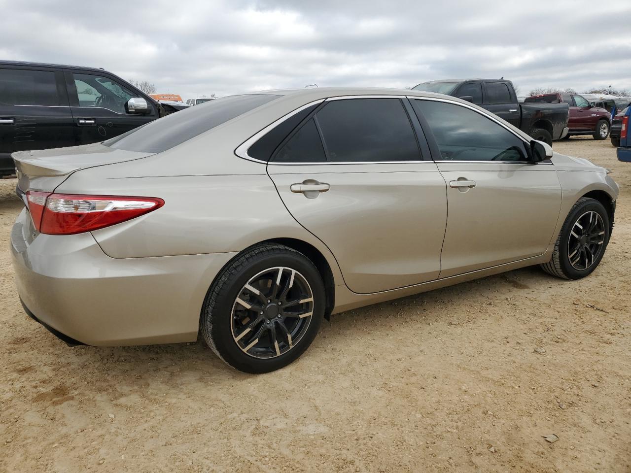 2015 TOYOTA CAMRY LE - Фото 3