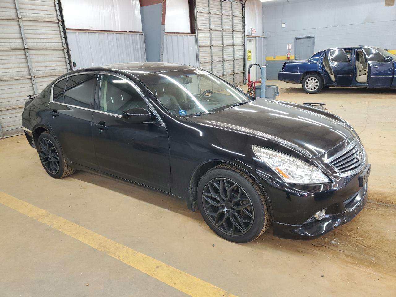 2011 INFINITI G37 - Image 4