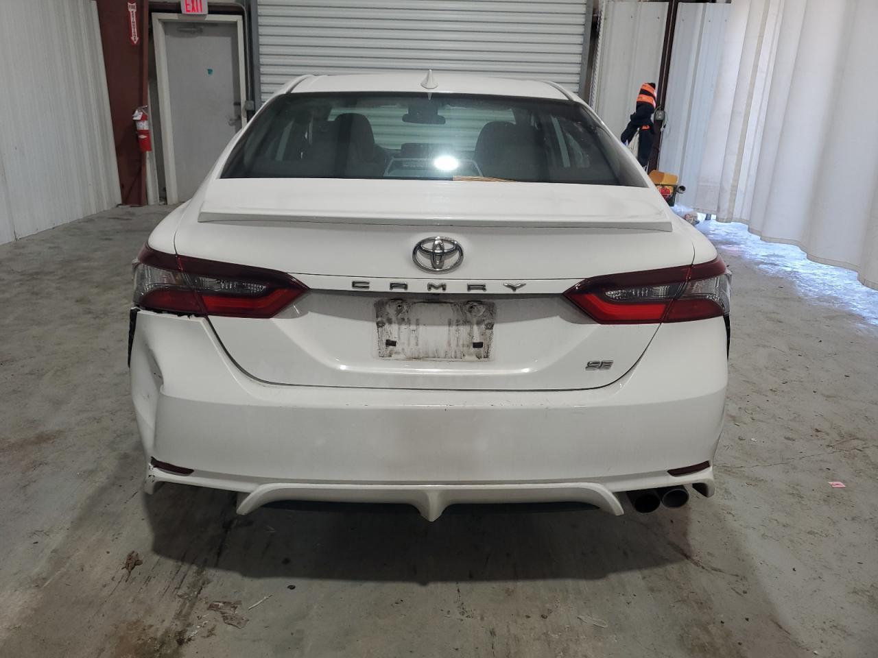 2021 TOYOTA CAMRY SE - Фото 6
