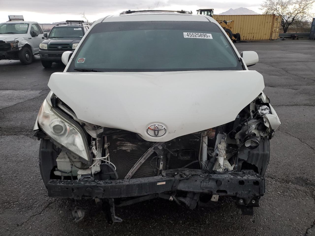 2015 TOYOTA SIENNA XLE - Фото 5