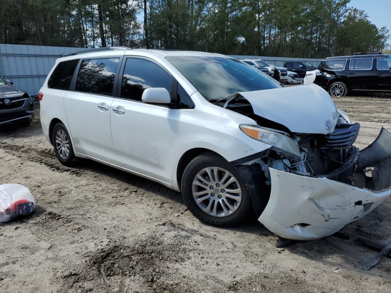2015 TOYOTA SIENNA XLE - Фото 4