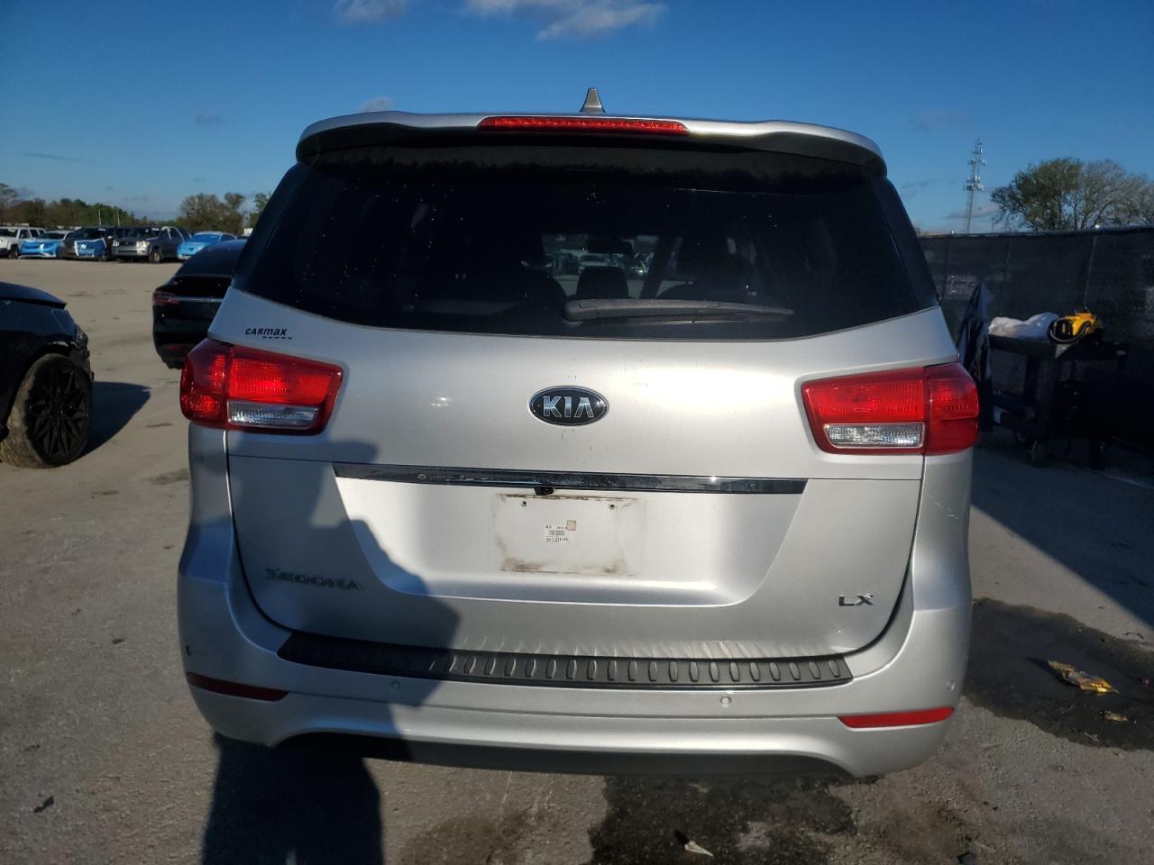 2016 KIA SEDONA LX - Image 6