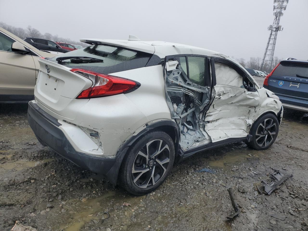 2021 TOYOTA C-HR XLE - Фото 3
