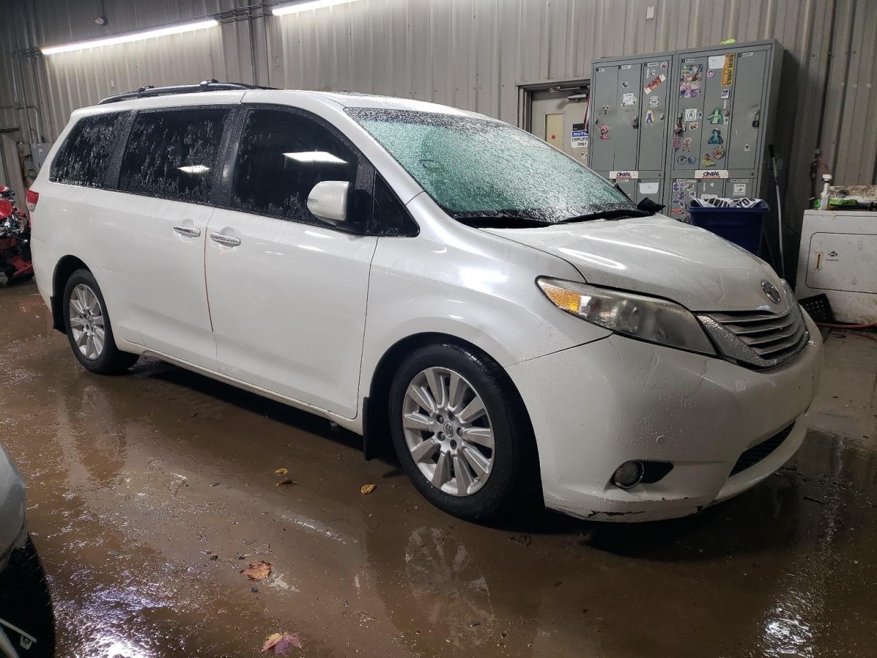 2013 TOYOTA SIENNA XLE - Image 4