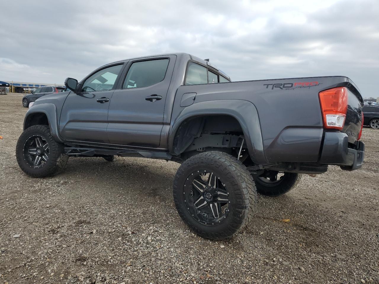 2017 TOYOTA TACOMA DOU - Фото 2