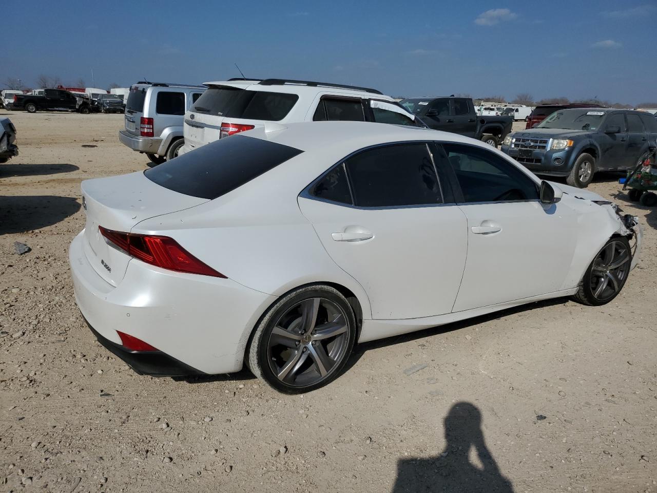 2017 LEXUS IS 200T - Фото 3