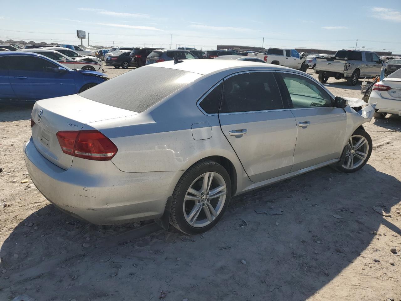 2014 VOLKSWAGEN PASSAT SE - Image 3
