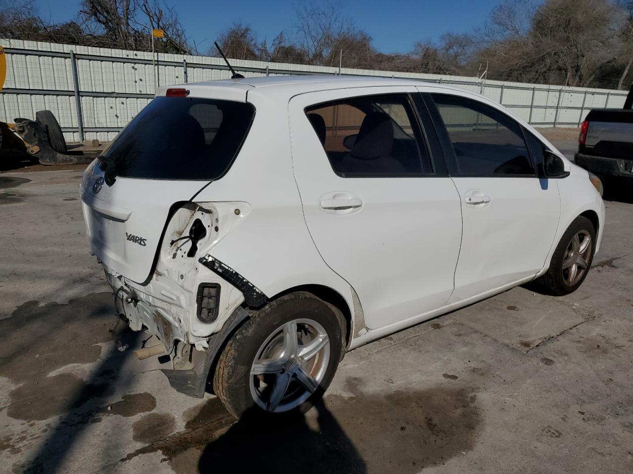 2015 TOYOTA YARIS - Фото 3