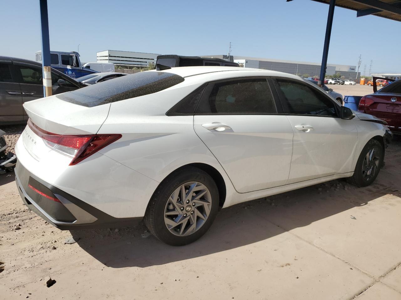 2024 HYUNDAI ELANTRA SE - Фото 3