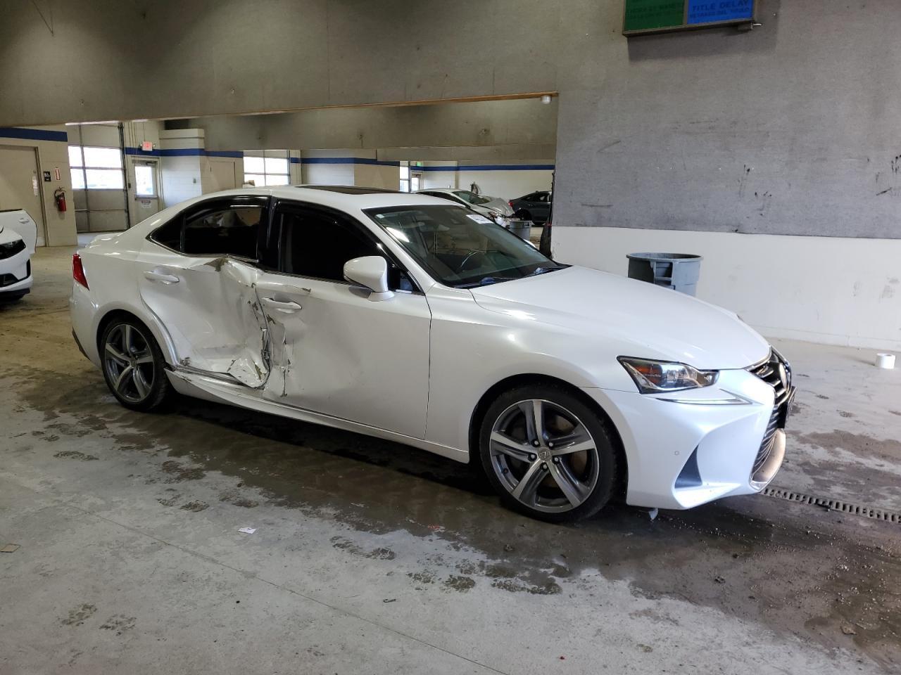 2017 LEXUS IS 200T - Фото 4
