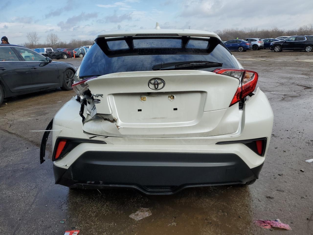 2021 TOYOTA C-HR XLE - Фото 6