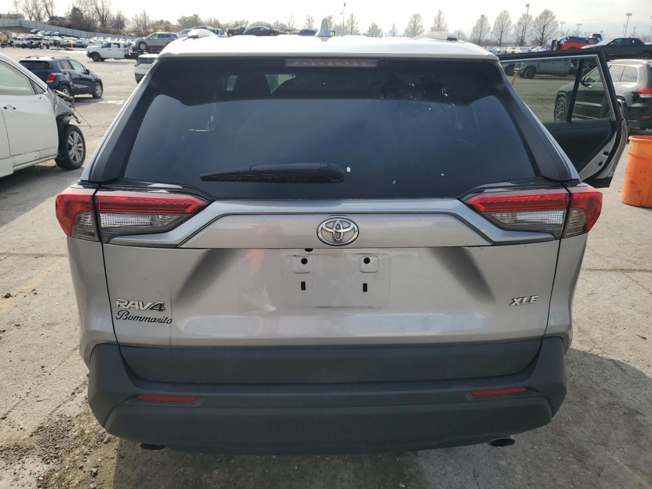 2020 TOYOTA RAV4 XLE - Фото 6