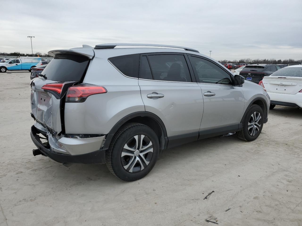 2018 TOYOTA RAV4 LE - Фото 3
