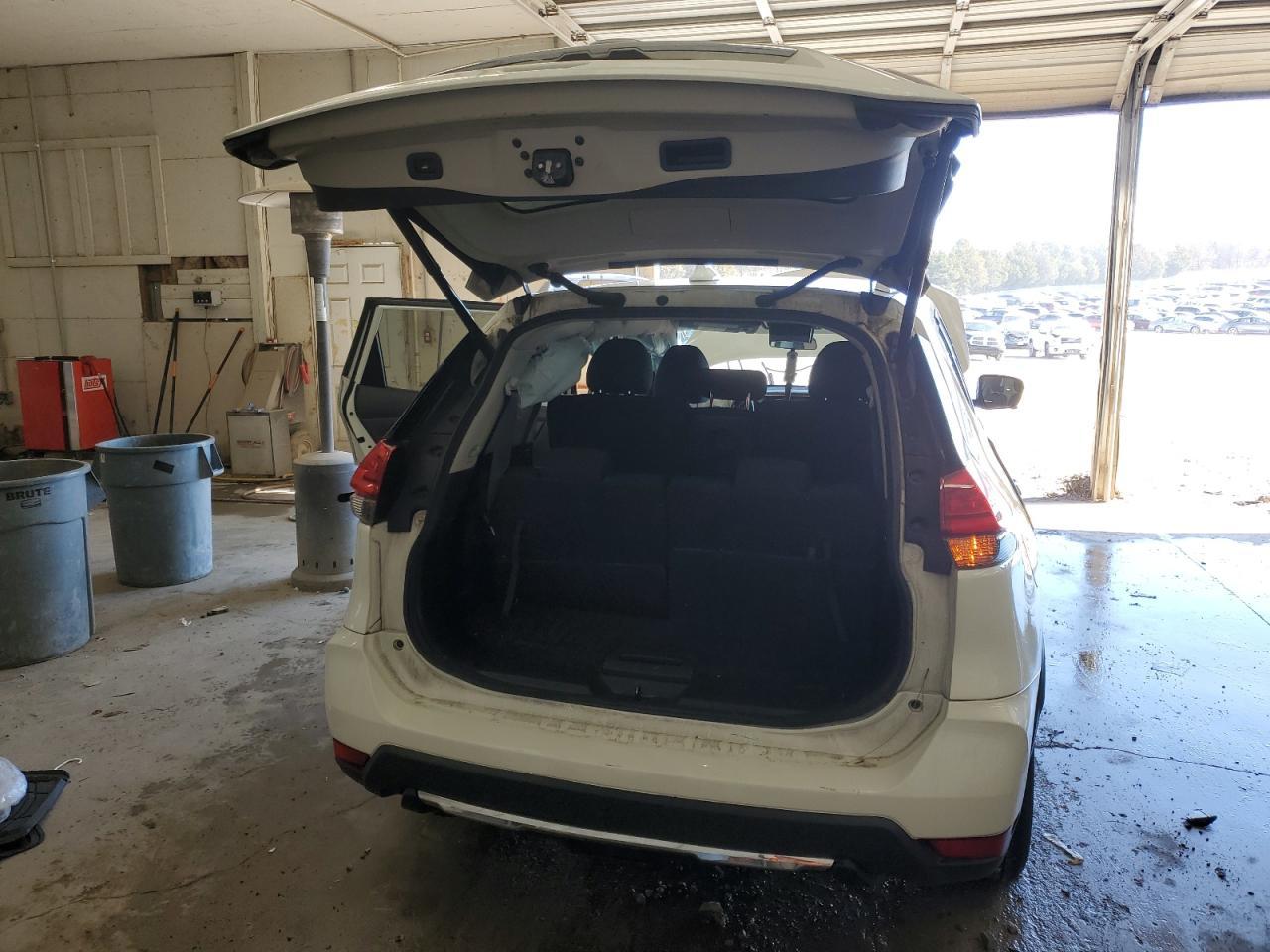2017 NISSAN ROGUE SV - Фото 6