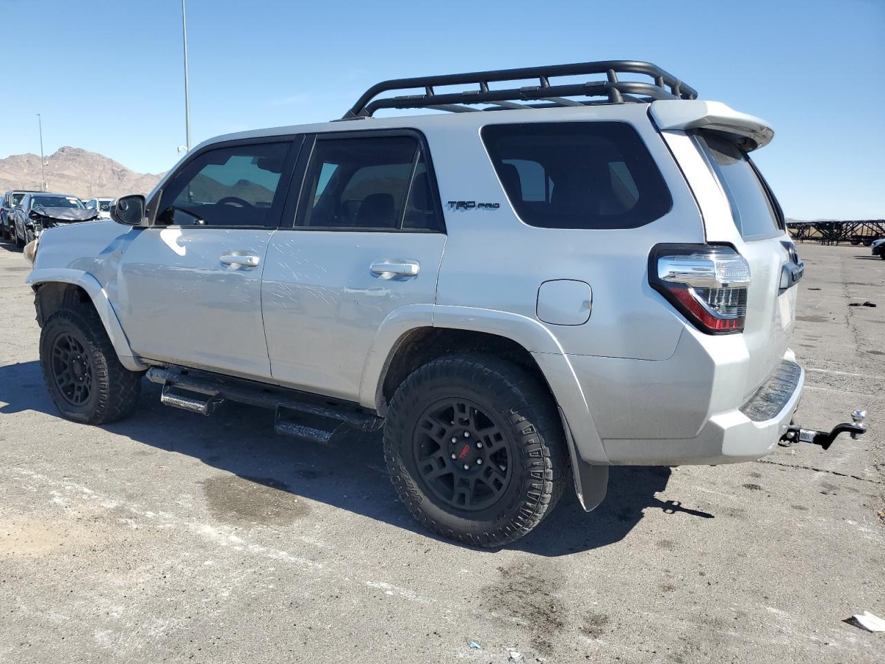 2018 TOYOTA 4RUNNER SR - Фото 2