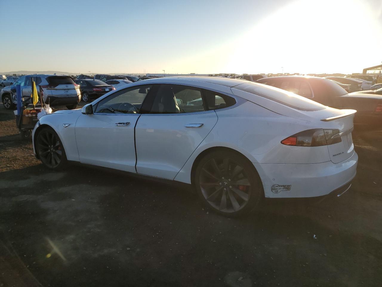 2015 TESLA MODEL S P8 - Image 2
