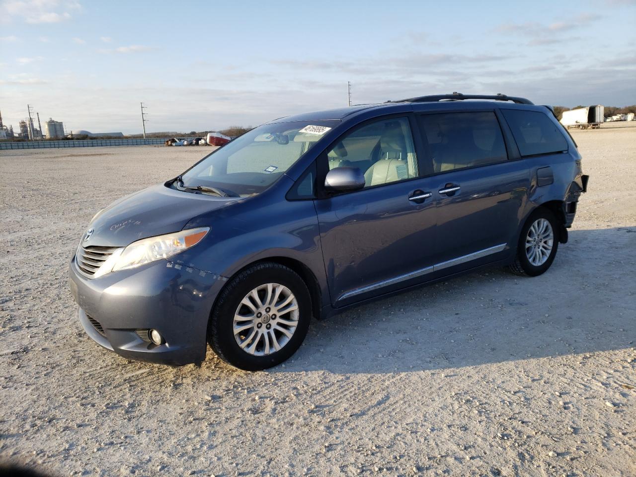 2013 TOYOTA SIENNA XLE