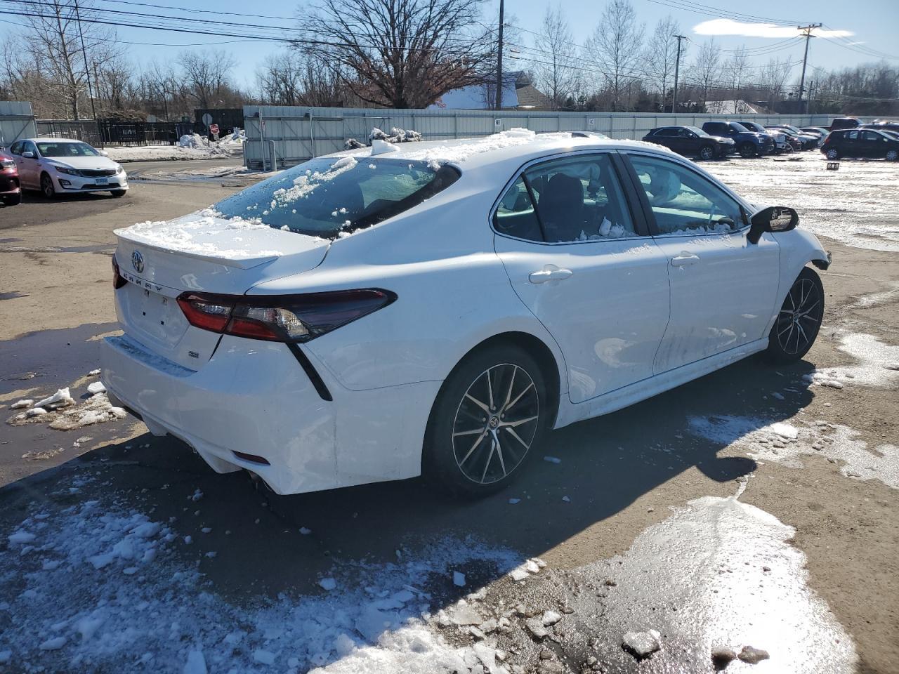 2021 TOYOTA CAMRY SE - Фото 3