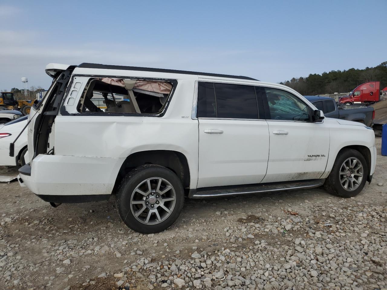 2016 GMC YUKON XL C - Image 3