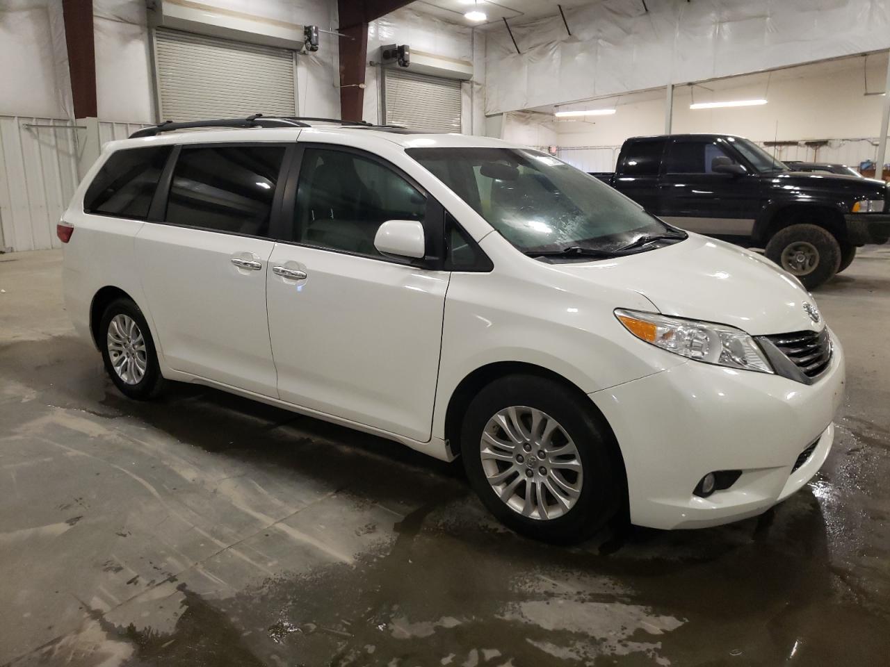 2015 TOYOTA SIENNA XLE - Фото 4