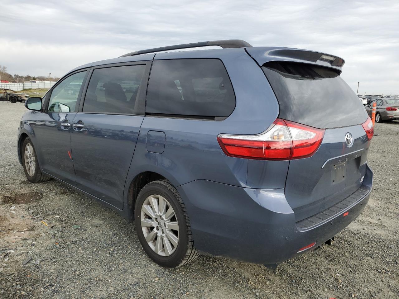 2015 TOYOTA SIENNA XLE - Фото 2