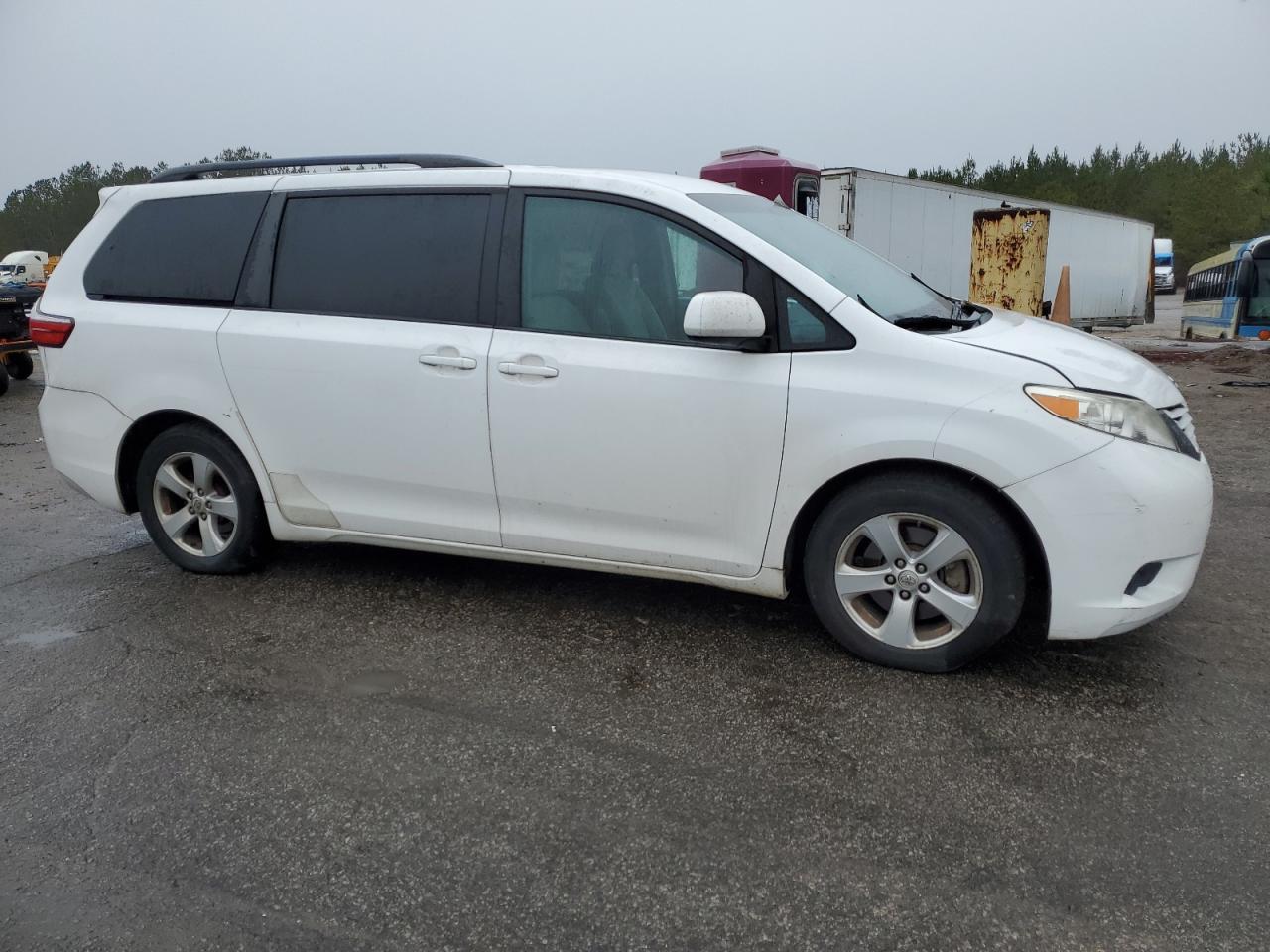 2015 TOYOTA SIENNA LE - Фото 4