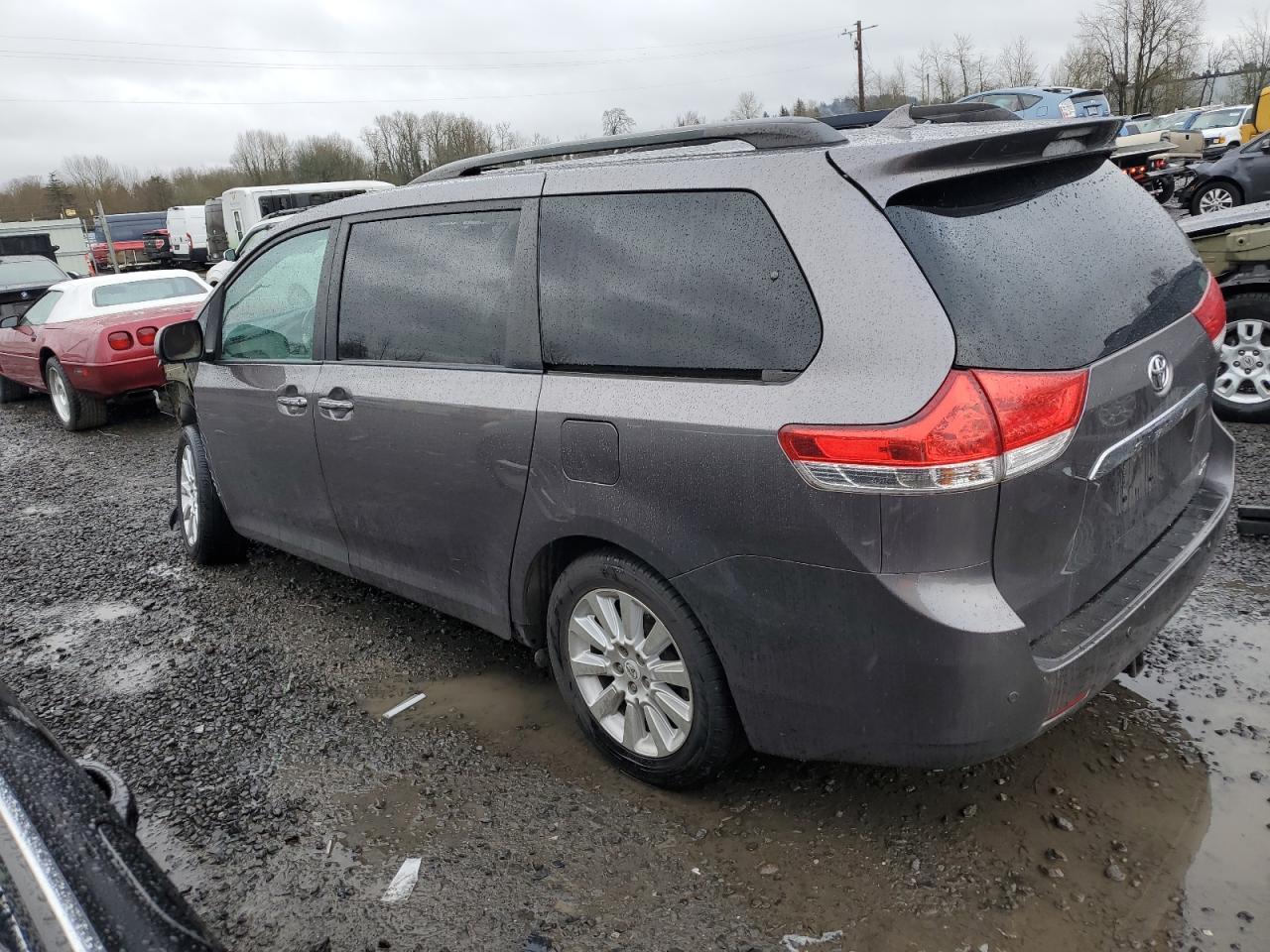 2011 TOYOTA SIENNA XLE - Image 2