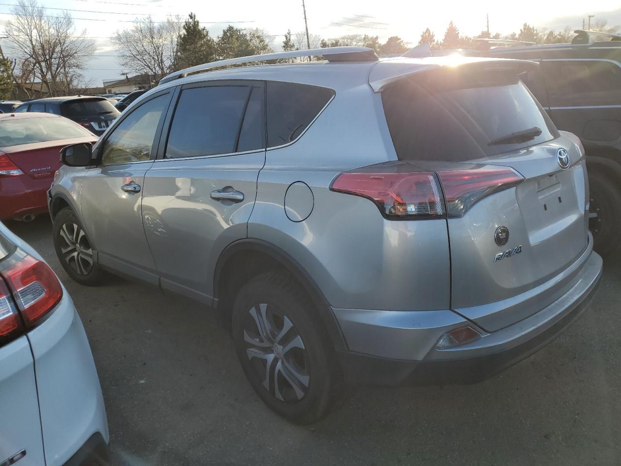 2018 TOYOTA RAV4 LE - Фото 2