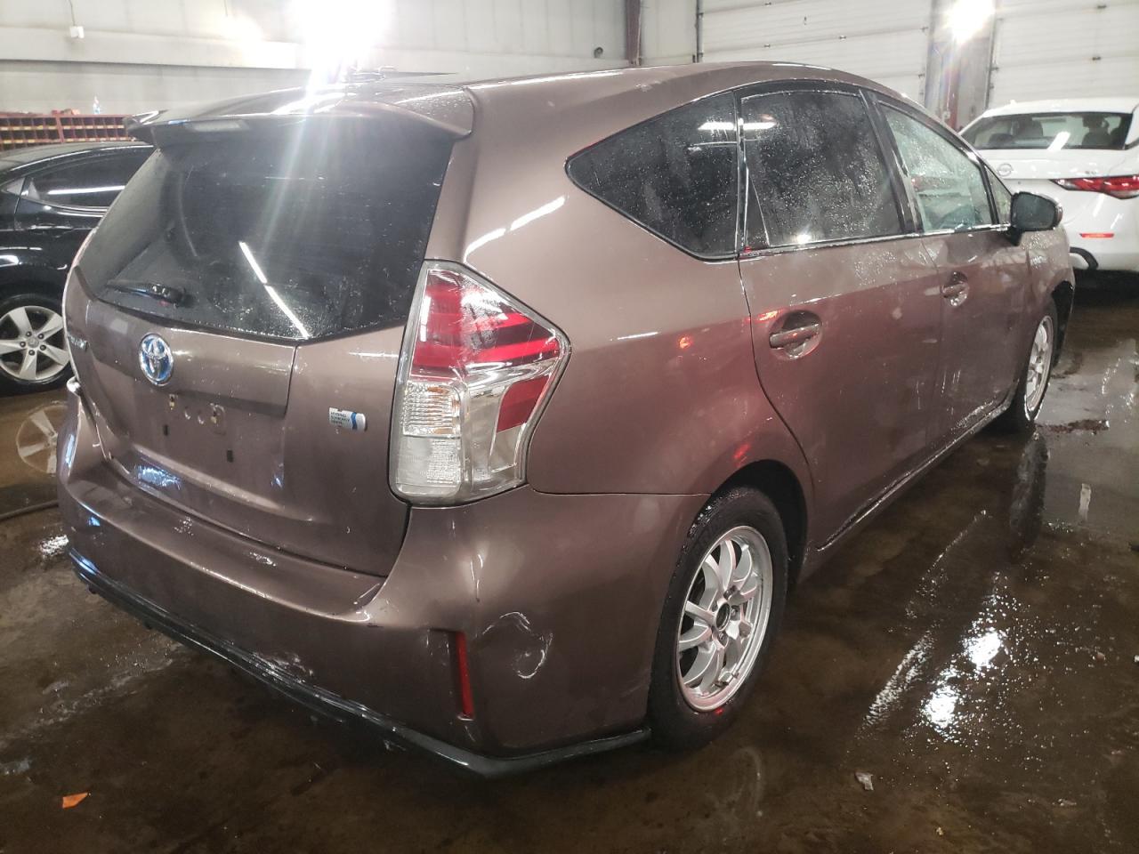 2017 TOYOTA PRIUS V - Фото 3