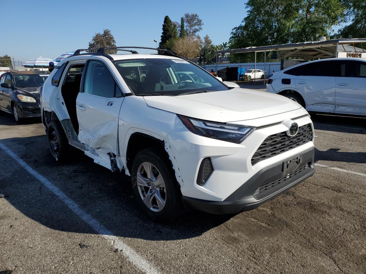2022 TOYOTA RAV4 XLE - Фото 4
