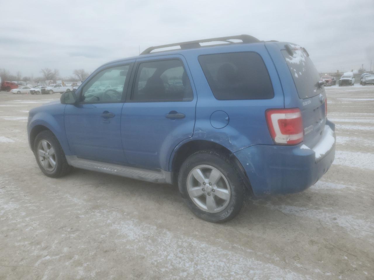 2010 FORD ESCAPE XLT - Image 2