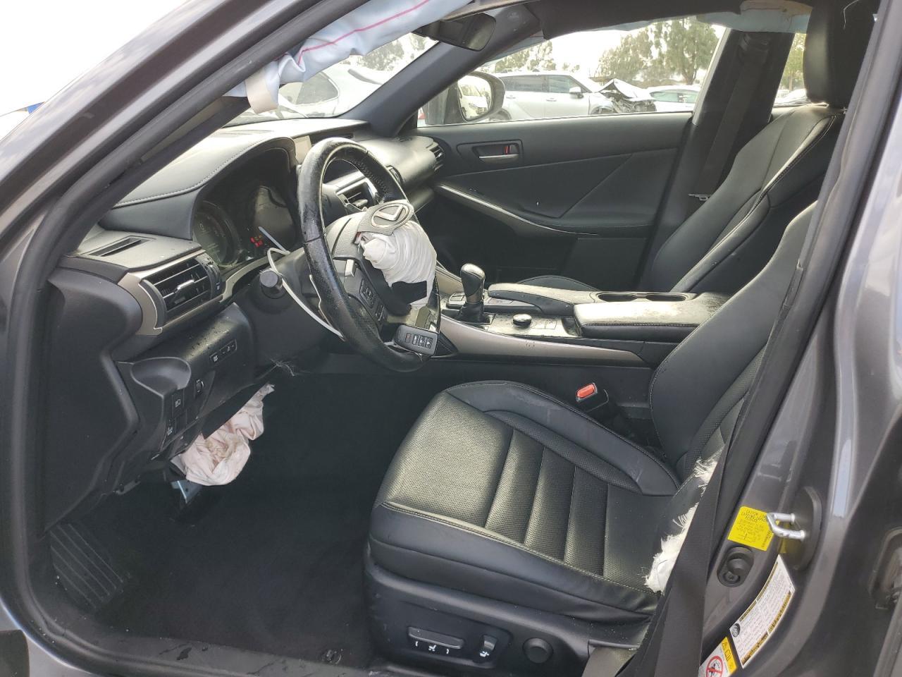 2017 LEXUS IS 200T - Фото 7